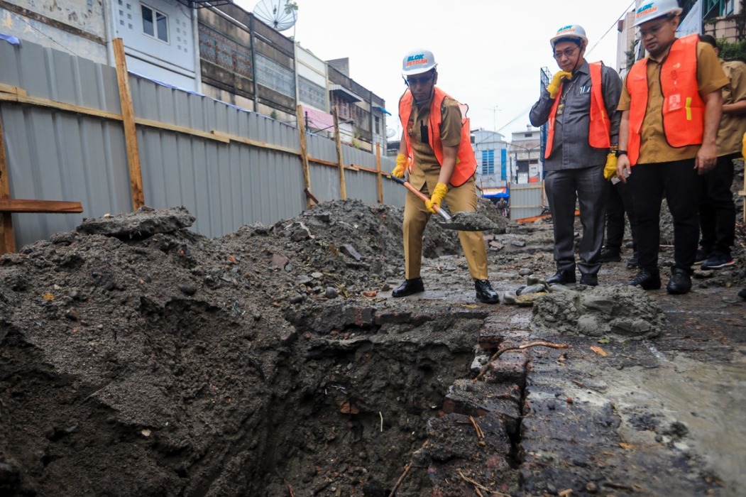 Wali Kota Medan Rico Tri Putra Bayu Waas melakukan peletakan batu pertama (groundbreaking) di kawasan Pasar Petisah, Senin (12/10/2026).