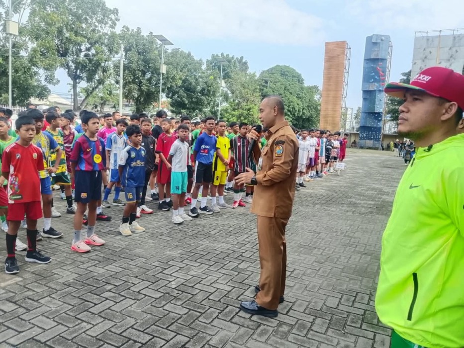ARAHAN: Kepala Dispora Sumut, M Mahfullah Pratama Daulay memberi arahan kepala peserta seleksi pemain berbakat di Stadion Mini Pancing, kemarin. (Dok Dispora Sumut).