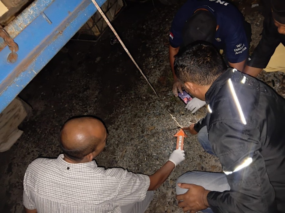 Mobil pengangkut kayu di lokasi usaha racipan kayu Mitro AMD, Kelurahan Bulian, Kecamatan Bajenis, Kota Tebingtinggi, tempat pekerja Mhd Ikhsan Syahputra tersengat listrik hingga meninggal dunia. Azan purba / sumutpos.