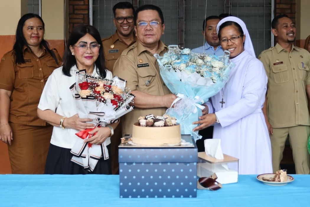 Walikota Pematangaiantar Wesly Silalahi bersama istri menerima bingkisan dari Kepala SMP Cinta Rakyat 1.