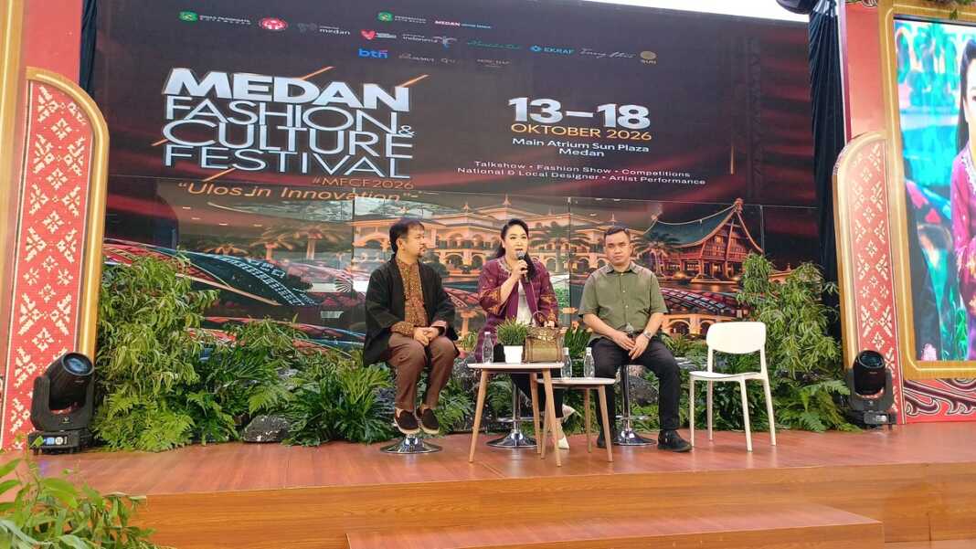 Ketua Dekranasda Kota Medan Airin Rico Waas bersama Kadis Pariwisata Medan, designer Torang Sitorus dan perwakilan manajemen Sun Plaza pada kegiatan MFCF.