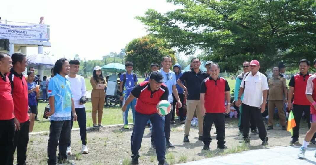 Wabup Dairi, Wahyu Daniel Sagala membuka Pobkab Dairi tahun 2026 di Stadion Panji, Desa Sitinjo 2, Kecamatan Sitinjo, Selasa (13/10).///RUDY SITANGGANG/SUMUT POS.