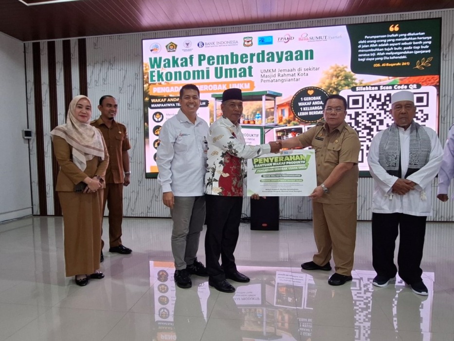 Wali Kota Pematangsianta Wesly Silalahi menyerahkan bantuan wakaf produktif untuk pelaku UMKM.