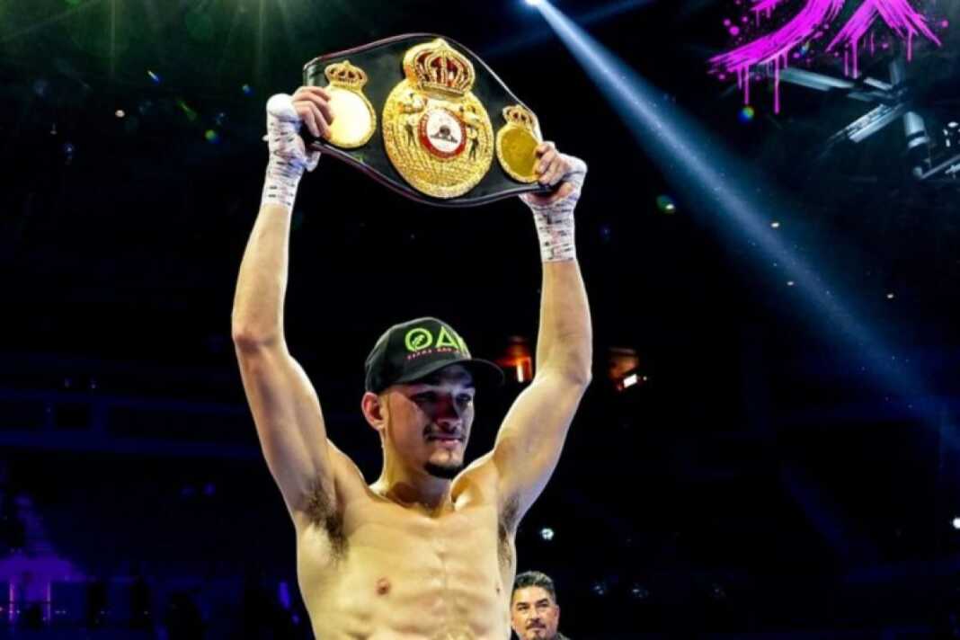 Juara dunia kelas bulu (57,1kg) World Boxing Association (WBA) Brandon Figueroa.
