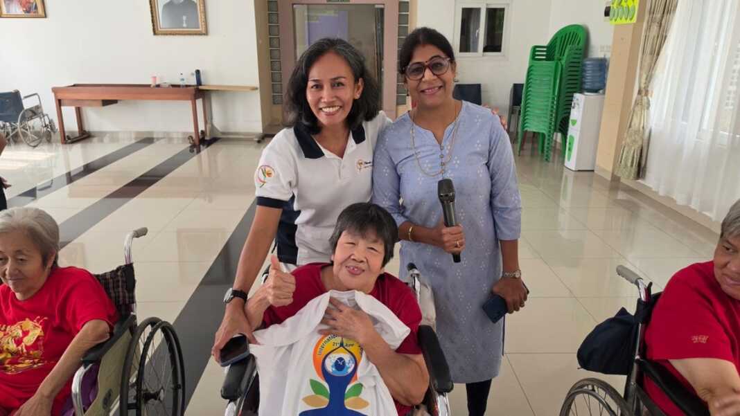 Istri Konsul Jenderal India di Medan, Madam Ruchi Goel, bersama lansia di Panti Jompo Karya Kasih.