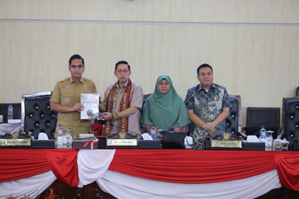 Wali Kota Medan Rico Tri Putra Bayu Waas foto bersama Ketua DPRD Kota Medan Wong Chun Sen, usai menyampaikan Ranperda APBD Kota Medan Tahun Anggaran 2027 dalam rapat paripurna DPRD Kota Medan, Selasa (13/10/2026).
