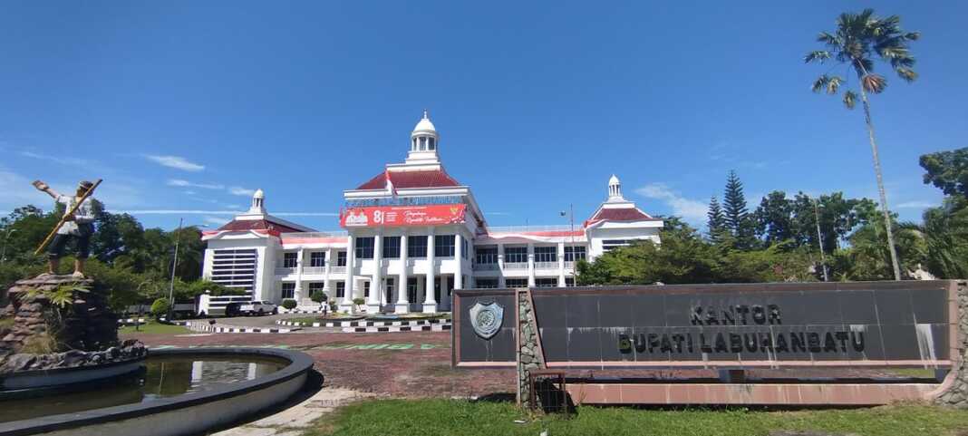 Gedung Kantor Bupati Labuhanbatu di kawasan jalan Sisingamangaraja Rantauprapat (fajar).