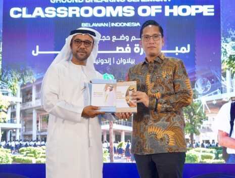 Wali Kota Medan Rico Tri Putra Bayu Waas bersama Duta Besar Uni Emirat Arab untuk Indonesia Abdulla Salem Al Dhaheri, foto bersama pada kegiatan peletakan batu pertama pembangunan SMP Classrooms of Hope itu, Kamis (15/10/2026).