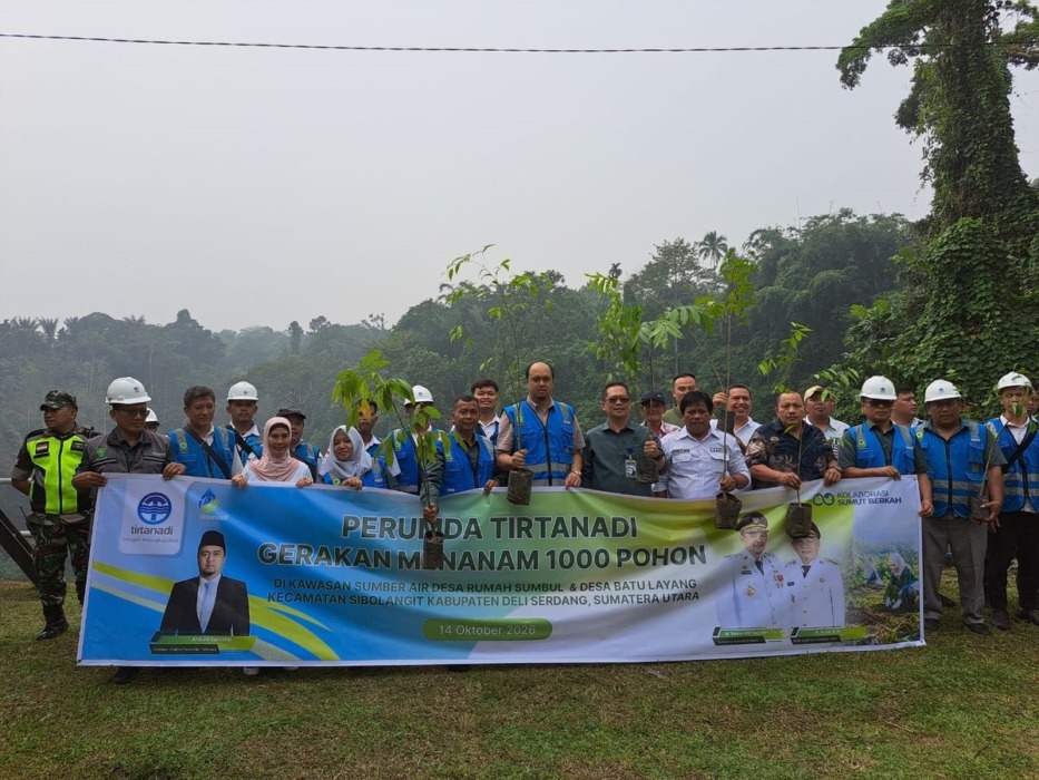 Dirut Perumda Tirtanadi Ardian Surbakti bersama jajaran manajemen dan pemerintah desa setempat menanam 1.000 bibit pohon yang tersebar di kawasan resapan air Sibolangit hingga Berastagi, Rabu (14/10).