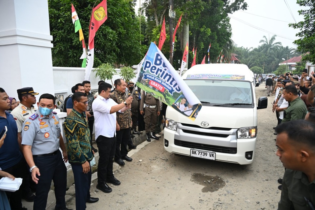 Gubsu Muhammad Bobby Afif Nasution bersama Bupati Asahan Zainal Abidin meluncurkan operasional 33 unit bus perintis gratis bagi pelajar di lima kabupaten di Sumatera Utara, Kamis (15/10/2026).(Dok : Dinas Kominfo Sumut).