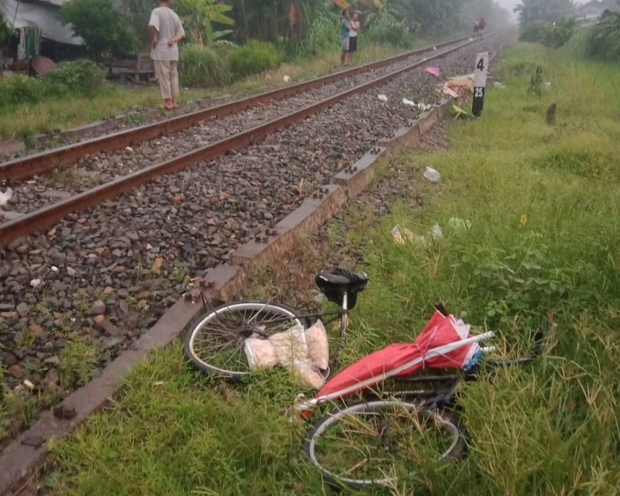 Polisi saat melakukan olah TKP dan mengevakuasi jenazah Ponijan di lintasan KA Pasar Sore Desa Pasar V Kebun Kelapa Kecamatan Beringin Kabupaten Deliserdang, Kamis (15/10).