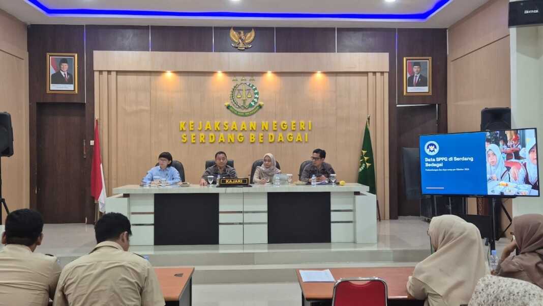 Kejari Sergai menggelar rapat koordinasi progres Program Makan Bergizi Gratis (MBG) bersama Korwil dan Kepala SPPG se-Kabupaten Sergai di Aula Kantor Kejari Sergai, Kamis (15/10). ( fad ).