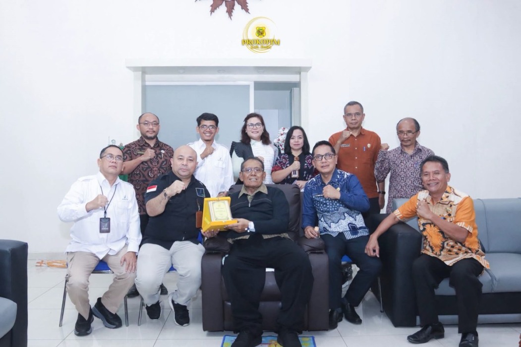 Bupati Dairi Vickner Sinaga bersama Kepala BBPOM Medan dan rombongan foto bersama usai pertemuan di Pendopo Bupati, Kamis (15/10).RUDY SITANGGANG/SUMUT POS.