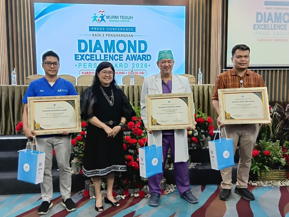 Presiden Direktur PT Murni Sadar Tbk Dr dr Mutiara, MHA, MKT, DABRM, DABLM menyerahkan penghargaan kepada dr. Nizam Zikri Akbar, Sp.JP(K), FIHA, dr. Fernando Silalahi, Sp.B, Subsp. Onk dan tim dokter lainnya yang telah berhasi mengembangkan layanan kesehatan jantung, saraf dan onkologi di MTMH.