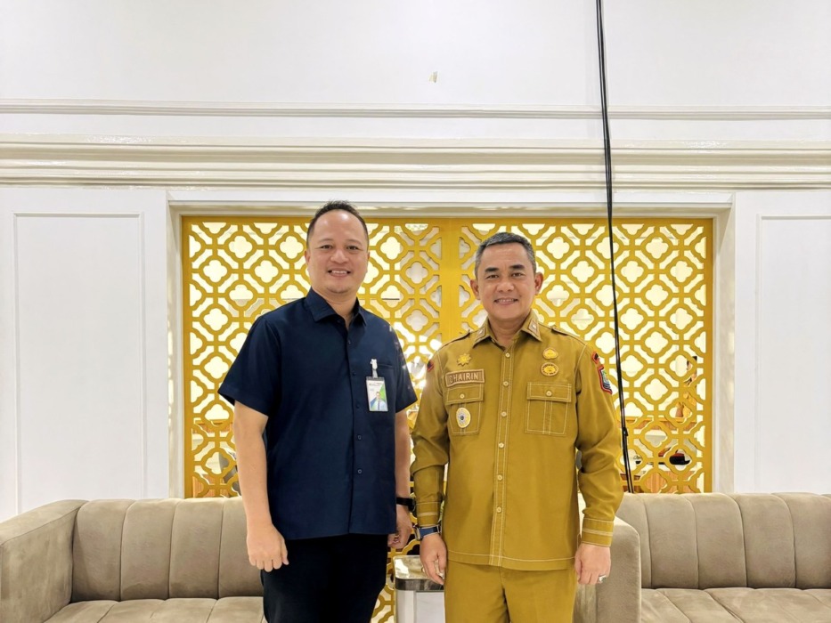 Kacab BPJS Ketenagakerjaan Binjai Azwarsyah (kiri) foto bersama Sekda Chairin Simanjuntak. (Foto dari BPJS Ketenagakerjaan Binjai/Sumut Pos).