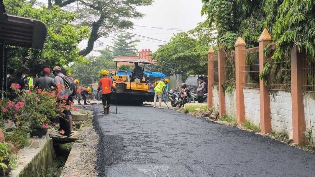 Pengaspakan Jalan Rambutan Ujung di Binjai Barat. Jalan ini sudah belasan tahun tidak tersentuh aspal hotmix. (Teddy Akbari/Sumut Pos).