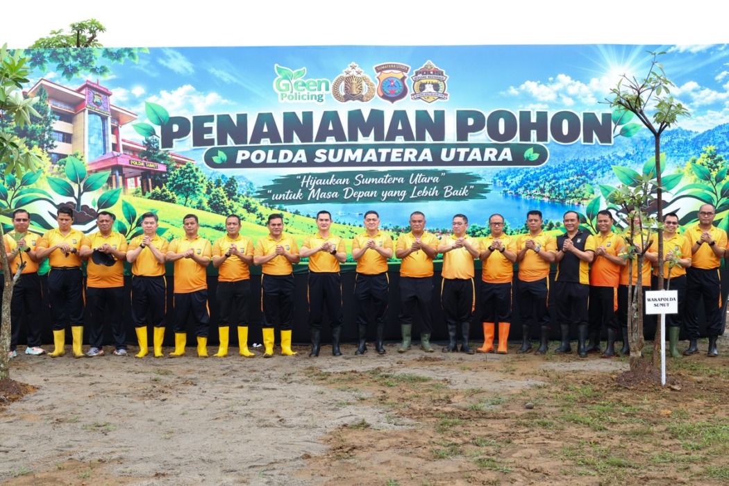 Kapolda Sumut Irjen Pol Sonny Irawan saat memimpin kegiatan penanaman pohon, di Mapolda Sumut, Jumat (16/10/). Istimewa/Sumut Pos.