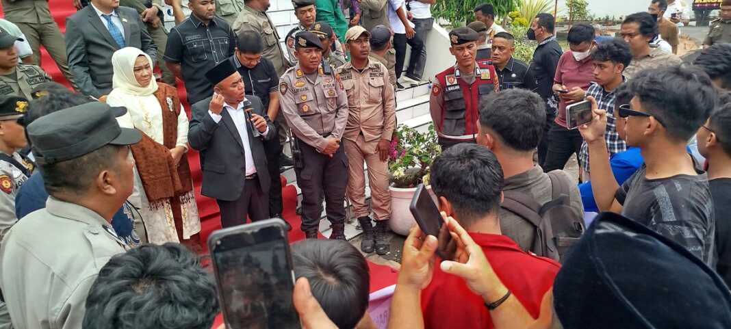 Puluhan Massa GMNI, PMII dan HIMMAH berunjukrasa di depan Kantor Bupati dan DPRD Labuhanbatu, Jumat (16/10)// (fajar).