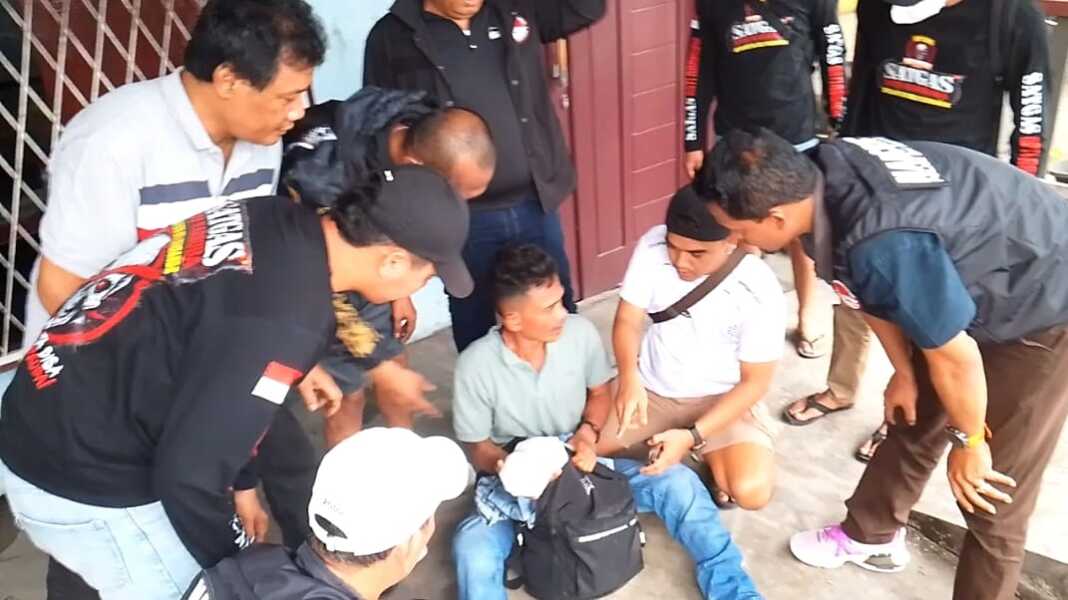 Kasat Narkoba Polresta Deliserdang, Kompol Dr Fery Kusnadi SH MH (tengah berdiri) bersama personel diabadikan setelah berhasil menangkap tersangka pengedar sabu dan barang bukti 1 Kg sabu.