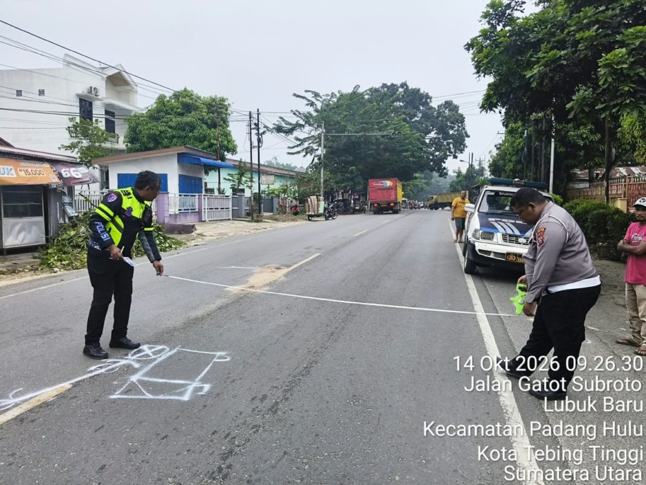 Puluhan Massa GMNI, PMII dan HIMMAH berunjukrasa di depan Kantor Bupati dan DPRD Labuhanbatu, Jumat (16/10)// (fajar).