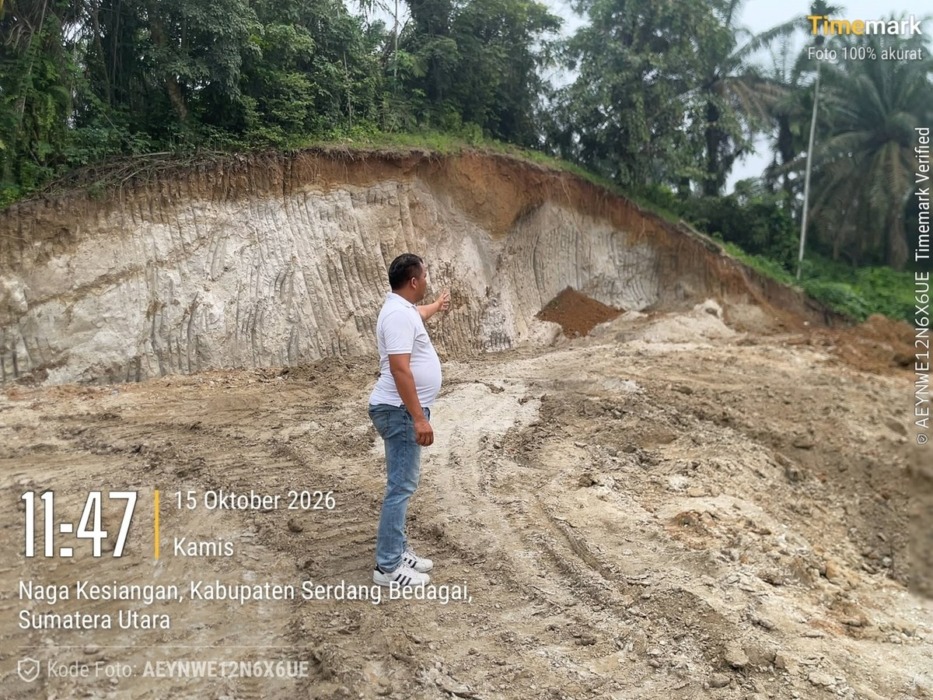 Personel Unit II Tipidter Satuan Reskrim Polres Tebingtinggi melakukan pengecekan lokasi yang dilaporkan terkait dugaan aktivitas tambang galian C ilegal di Desa Nagakesiangan, Kecamatan Tebingtinggi, Kabupaten Sergai, Kamis (15/10). ( Azan Purba /sumutpos).