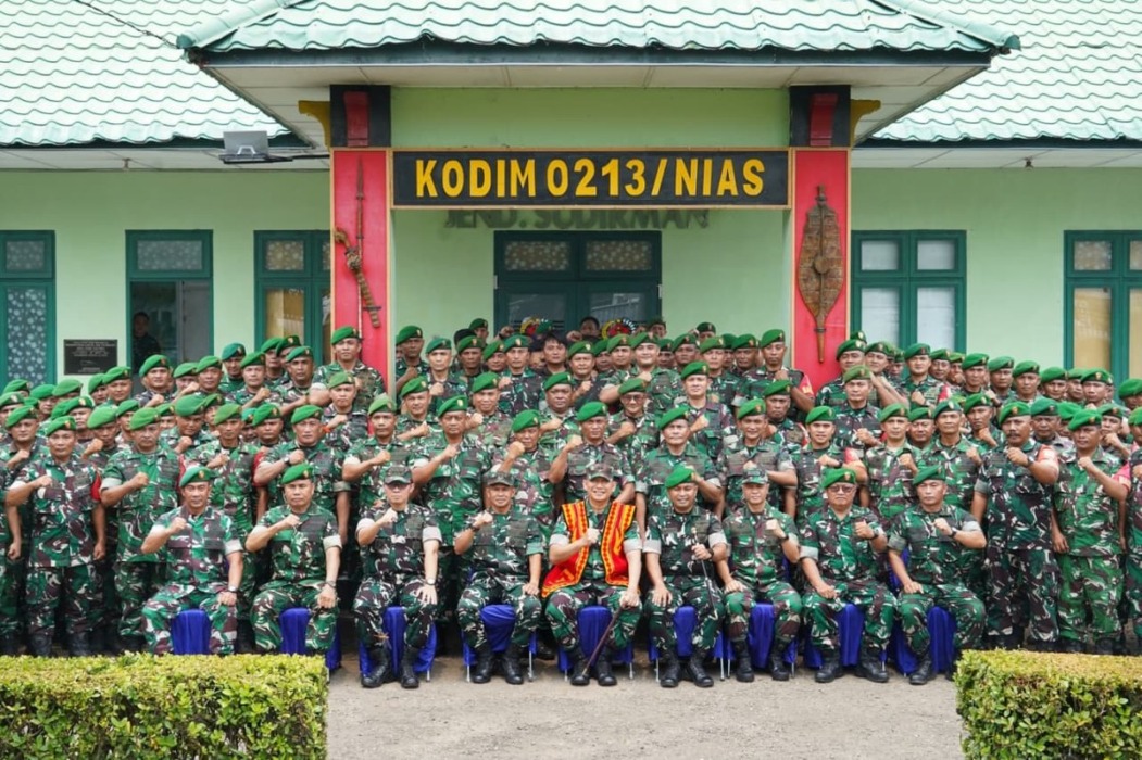 Pangdam I/BB Mayjen TNI Hendy Antariksa foto bersama saat Kunker ke Kodim 0213/Nias, Kota Gunungsitoli, Sumut. Istimewa/Sumut Pos.