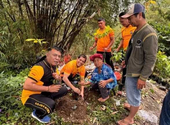 TANAM: Polres Karo menanam pohon untuk mencegah longsor.