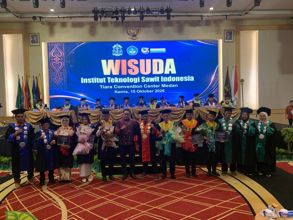 Wisudawan dan wisudawati terbaik foto bersama rektor dan jajaran.