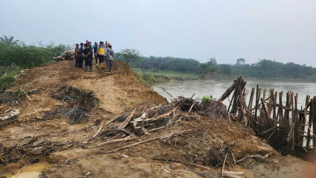 Tim dari UPTD PSDA Wampu-Besitang Provinsi Sumatera Utara saat survei ke lokasi untuk perbaikan Tanggul di Paya Bunder, Kecamatan Padangtualang. (Diskominfo Langkat/Sumut Pos).