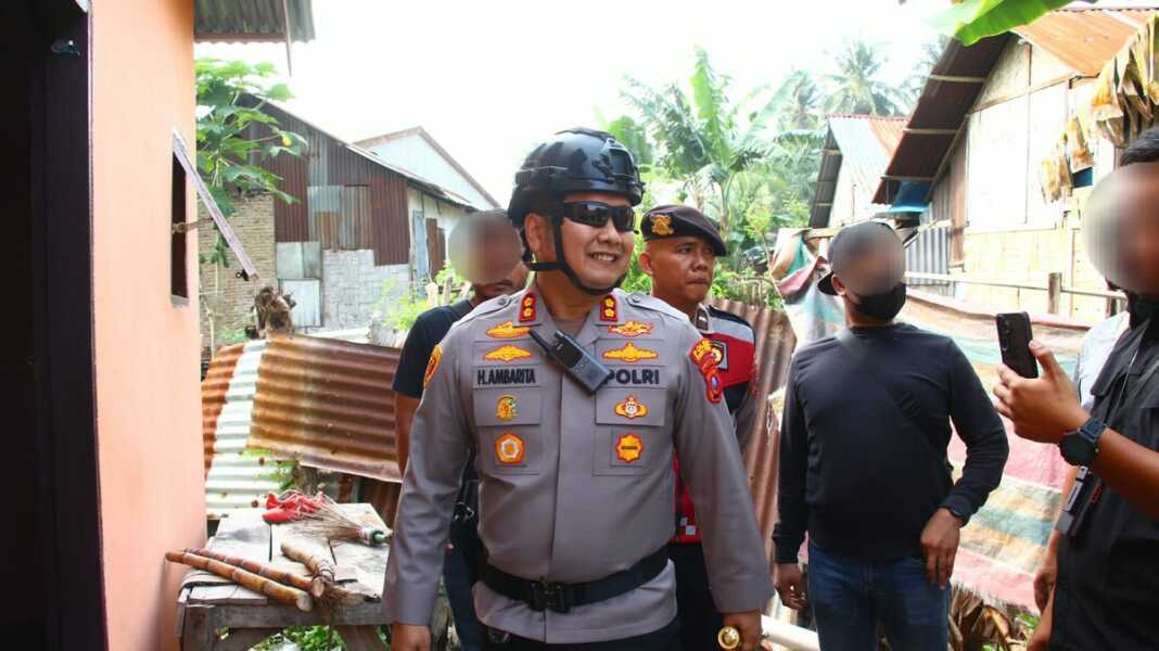 Kapolres Tebingtinggi AKBP Hotmartua Ambarita turun langsung memimpin Operasi Sarang Narkoba (OSN) di sebuah rumah di Dusun Gelam I, Desa Sei Serimah, Kecamatan Bandar Khalifah, Kabupaten Serdang Bedagai, Jumat (16/10), Azan Purba/sumutpos.