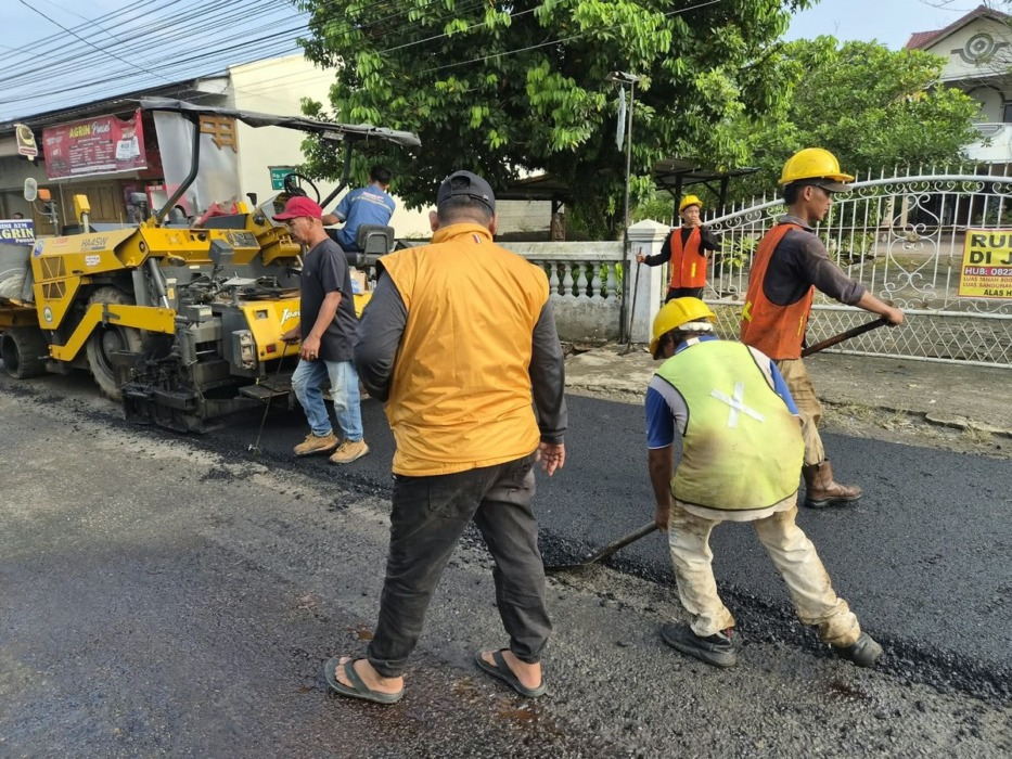 Jalan Gaharu yang menghubungkan empat kelurahan di Binjai Utara kini diaspal. (Istimewa/Sumut Pos).