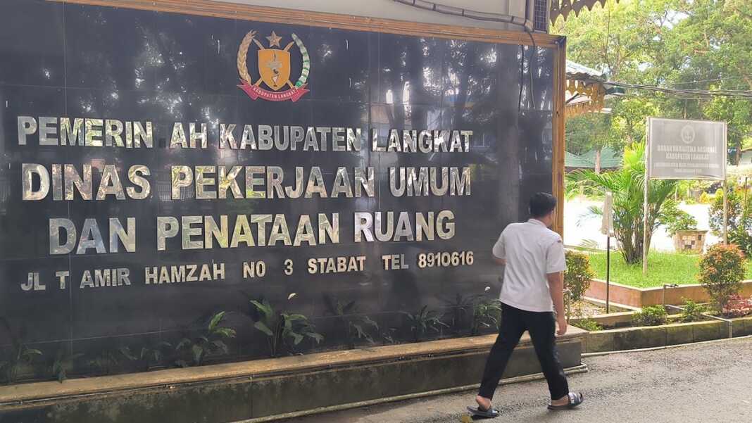 Seorang pria saat melintas di Kantor Dinas PUTR Langkat. (Teddy Akbari/Sumut Pos).