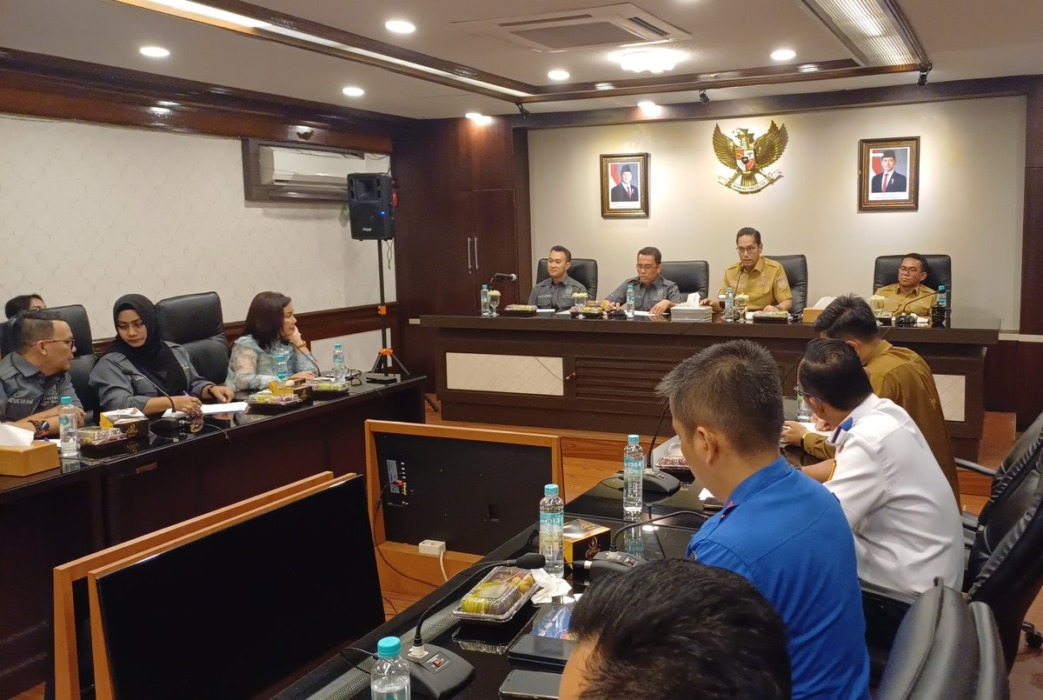 Rapat bersama Komisi IV DPRD Medan, dihadiri Wali Kota Medan Rico Tri Putra Bayu Waas, Wakil Wali Kota Medan Zakiyuddin Harahap, serta sejumlah pimpinan organisasi perangkat daerah (OPD) di Ruang Rapat I Kantor Wali Kota Medan, Senin (19/10/2026).