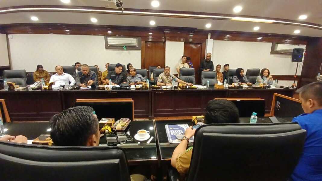 Situasi rapat bersama sejumlah organisasi perangkat daerah (OPD) di Balai Kota Medan, Senin (19/10/2026). (Markus Pasaribu/Sumut Pos).