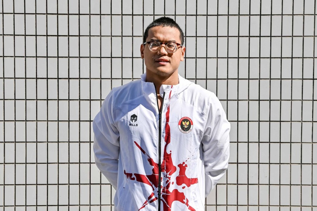 Perenang Indonesia Maulana Rifky Yavianda saat upacara penghargaan pemenang (UPP) nomor 100 meter gaya bebas S12 Asian Para Games 2026 di Nagoya City General Gymnasium, Nagoya, Jepang, Senin (19/10).
