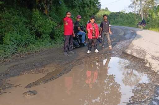 Kondisi Jalan Provinsi Nagori Silabah Jaya menuju Sipintuangin, Kecamatan Dolok Pardamean, Kabupaten Simalungun, sepanjang 10 kilometer yang kini dalam kondisi hancur lebur.