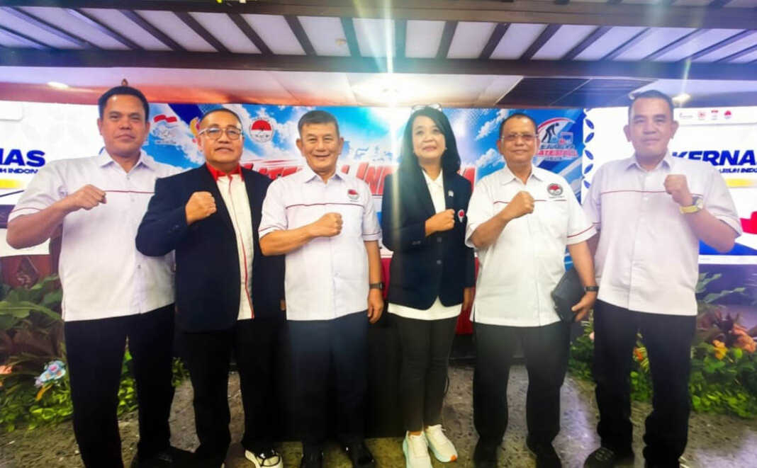 Ketua Pengprov Pergatsi Sumut, Ir Doli Sinomba Siregar (3 kiri) didampingi Sekretaris Pergatsi Sumut Jangga Siregar (paling kanan), penasehat Marah Husin Lubis (2 kanan) bersama Ketua Umum PB Pergatsi Ir Diana Kusumastuti (3 kanan) di Rakernas 2026. (Dok Pergatsi Sumut).