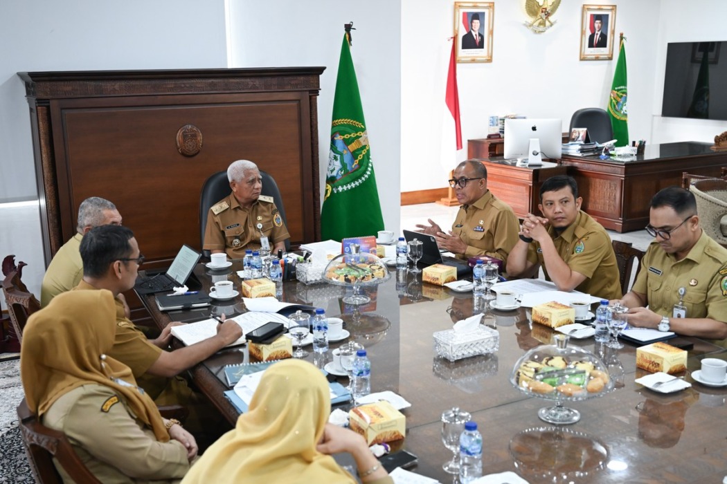 Wakil Gubernur Sumatera Utara (Sumut) Surya memimpin Rapat Lintas Organisasi Perangkat Daerah (OPD) Tim Percepatan Penyerahan Aset Rumah Sakit Umum Daerah (RSUD) dr M Thomsen Nias, di Kantor Gubernur Sumut, Jalan Diponegoro No. 30, Medan, Senin (19/10/2026).(Dok : Dinas Kominfo Sumut).