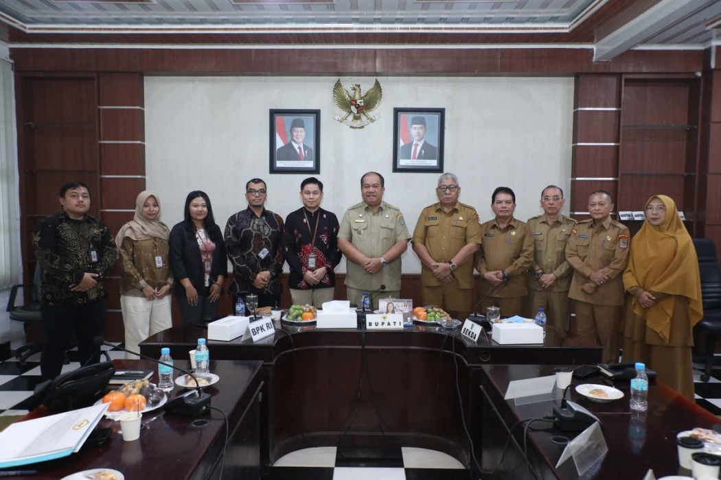 Bupati Asahan, Taufik Zainal Abidin SSos MSi mengikuti exit meeting bersama Badan Pemeriksa Keuangan (BPK) RI Perwakilan Sumatera Utara di Aula Mawar Kantor Bupati Asahan di Kisaran, Senin (19/10).