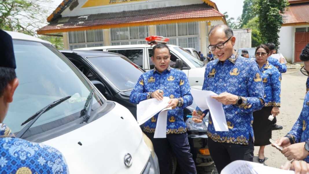 KENDARAAN DINAS: Pemeriksaan kendaraan dinas di Pendopo Jentera Malay, Stabat. (Diskominfo Langkat/Sumut Pos)