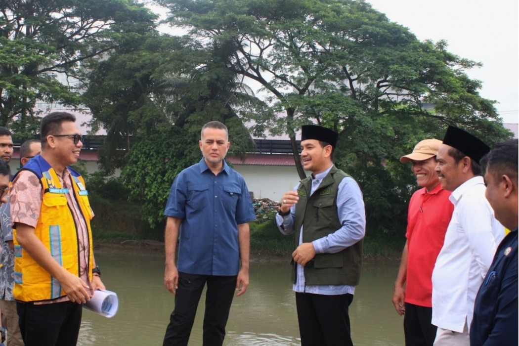 TINJAU: Wali Kota Tebingtinggi H Iman Irdian Saragih bersama Anggota Komisi V DPR RI Musa Rajekshah dan Kepala BBWS Sumatera II Medan Feriyanto PawenrusI, dan ketua DPD Partai Golkar Kota Tebingtinggi H Basyaruddin Nasution meninjau kondisi tanggul Sungai Padang di Jalan Anturmangan, Jumat (2/10/). (Azan Purba/ sumutpos).