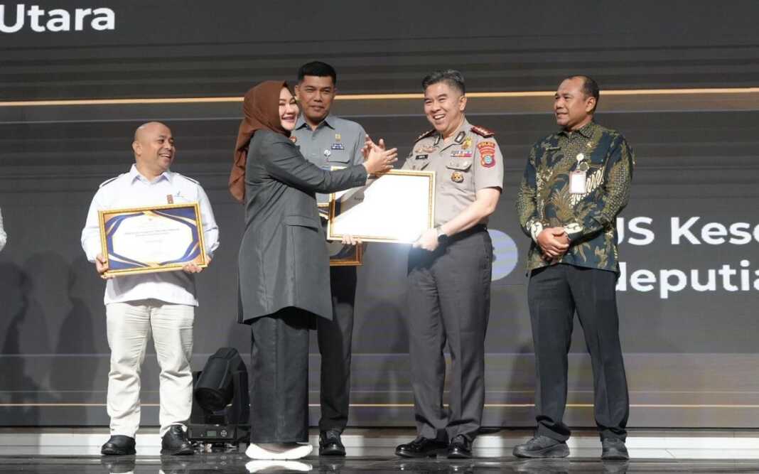 Kabid Humas Polda Sumut Kombes Pol Dr Ferry Walintukan saat menerima penghargaan Achievement Person, di Aula Raja Inal Siregar, Kantor Gubernur Sumut, Selasa (20/10). Istimewa/Sumut Pos.