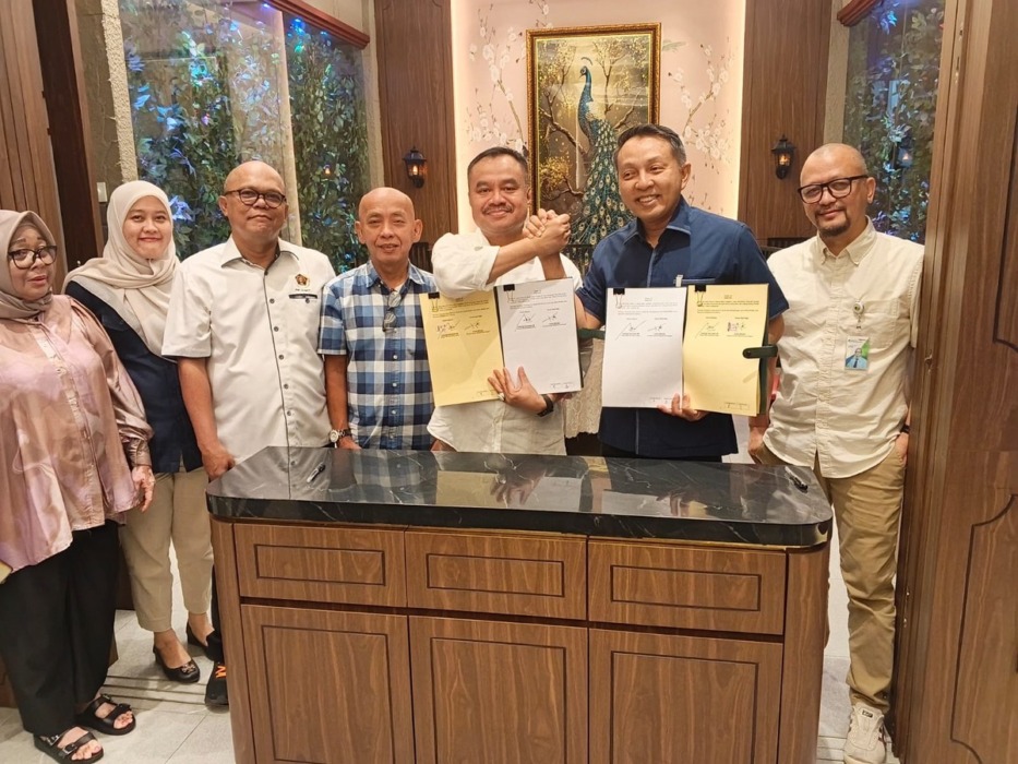 Ketua PWI Sumut Farianda Putra Sinik foto bersama dengan Kepala Kantor Wilayah (Kanwil) BPJS Ketenagakerjaan Sumbagut Kunto Wibowo menandatangani kerja sama, Selasa (20/10).