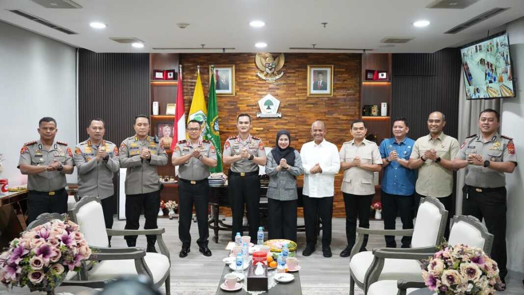 Ketua DPRD Sumut Erni Sitorus, Wakil Ketua Dewan Dr Sutarto MSI, H Ihwan Ritonga SE MM, foto bersama Kapolda Sumut Irjen Pol Sonny Irawan SIK MH, Wakapolda Sumut Brigjen Pol Fadillah Zulkarnaen, Kapolrestabes Medan Kombes Pol Dr Jean Calvijn Simanjuntak SIK MH dan sejumlah perwira Polda Sumut, Selasa (20/10) di DPRD Sumut.