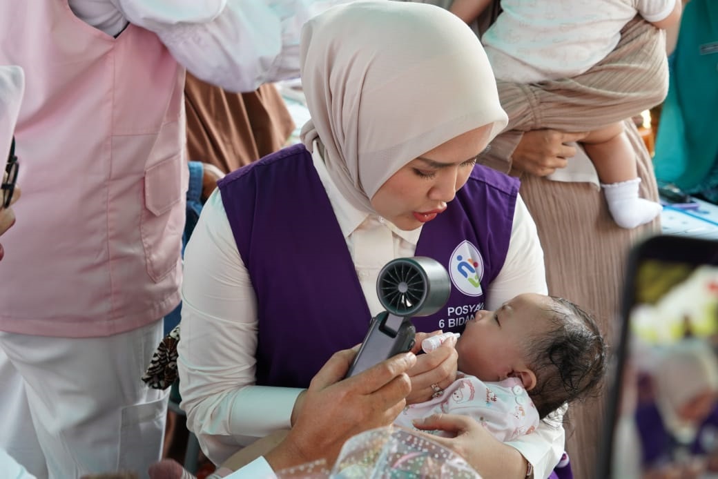 Ketua TP Posyandu Kabupaten Paluta, Ny Refina Reski Basyah Harahap saat melakukan kunjungan ke Posyandu Nangka Desa Ubar, Kecamatan Padangbolak Julu, Senin (19/10).