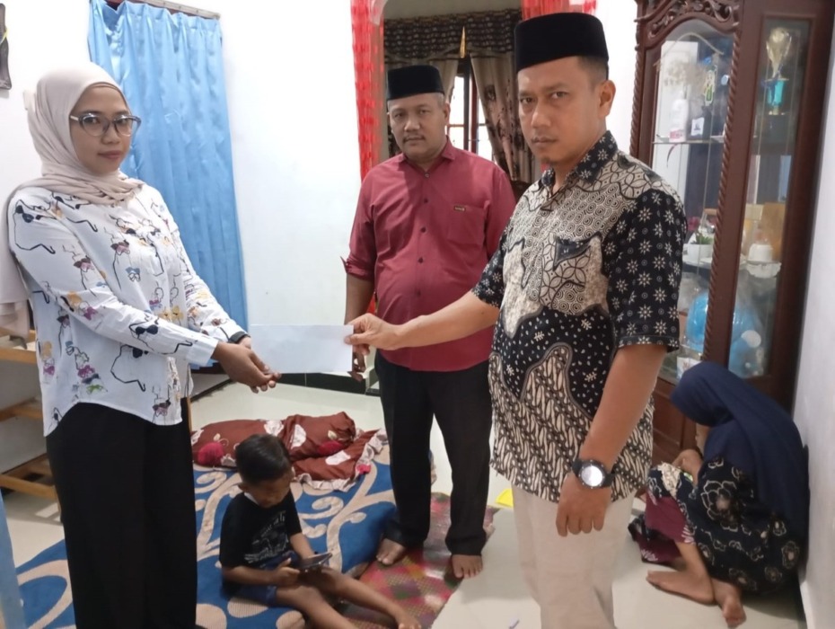 Pujakesuma memberi santunan kepada korban kecelakaan di Desa Banguntejo Kecamatan Tanjungmorawa, Selasa (20/10).