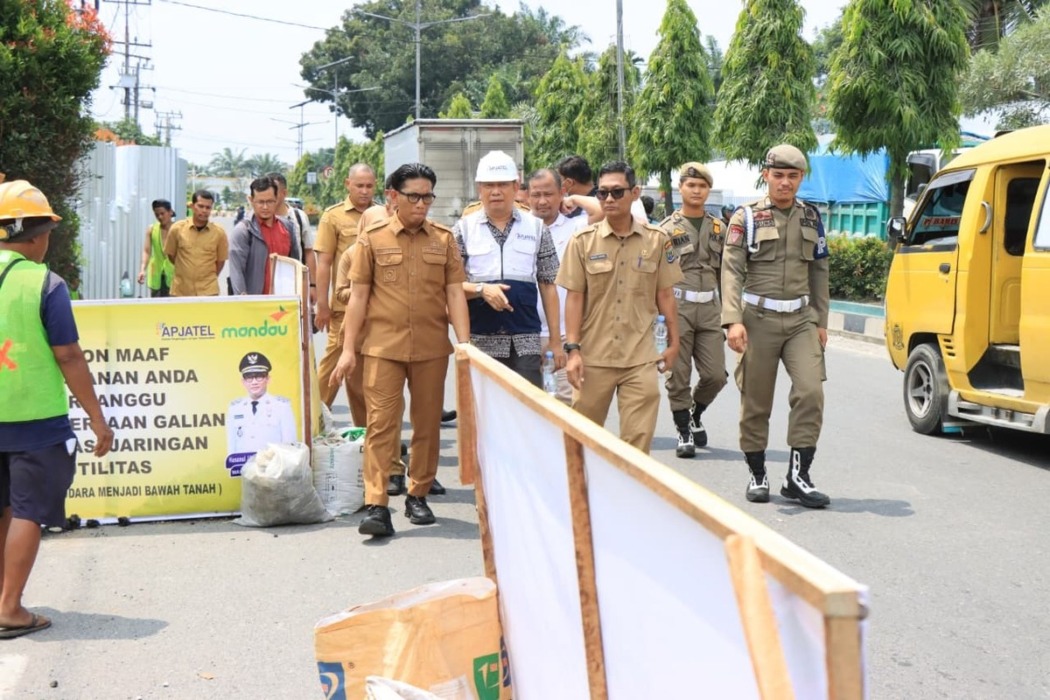 Wawako Binjai Hasanul Jihadi saat meninjau proyek penataan kabel fiber optik yang dilakukan Apjatel Sumut. (Diskominfo Binjai/Sumut Pos).
