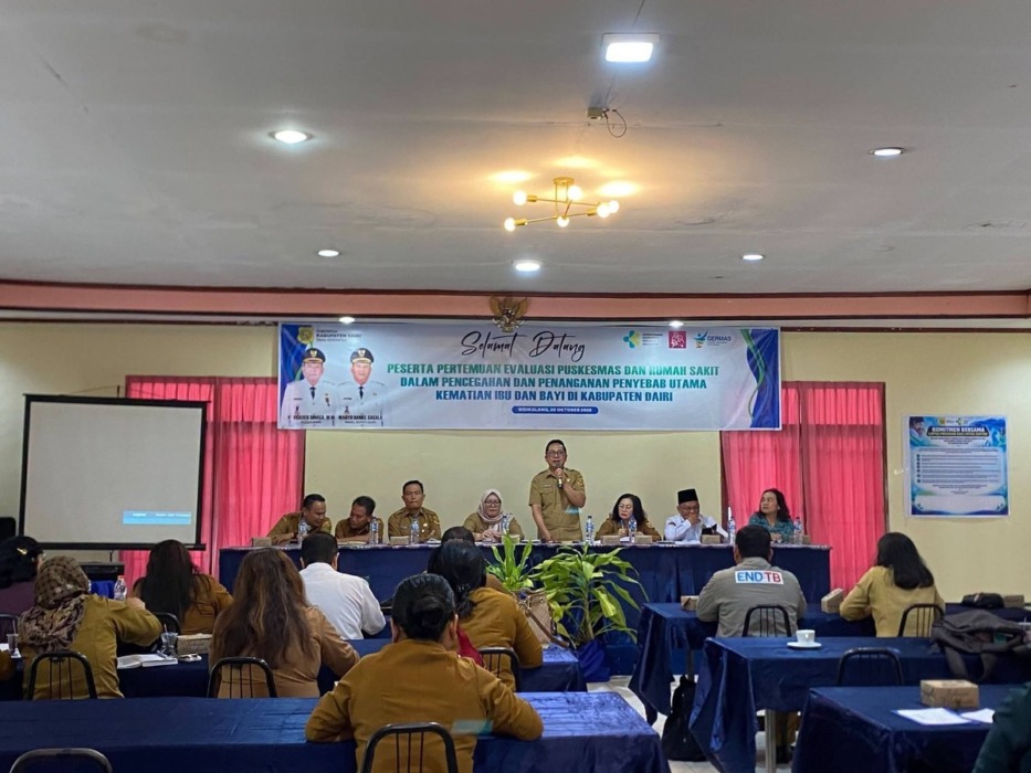 Kadis Kesehatan Kabupaten Dairi Henry Manik memberikan pemaparan dalam evaluasi puskesmas dan rumah sakit. (RUDY SITANGGANG/SUMU POS).