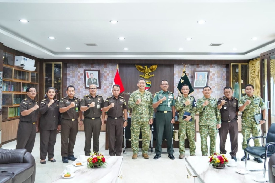 Pangdam I/BB Mayjen TNI Hendy Antariksa foto bersama Tim Jampidmil Kejaksaan Agung, di Makodam 1/BB, Medan. (Istimewa/Sumut Pos).