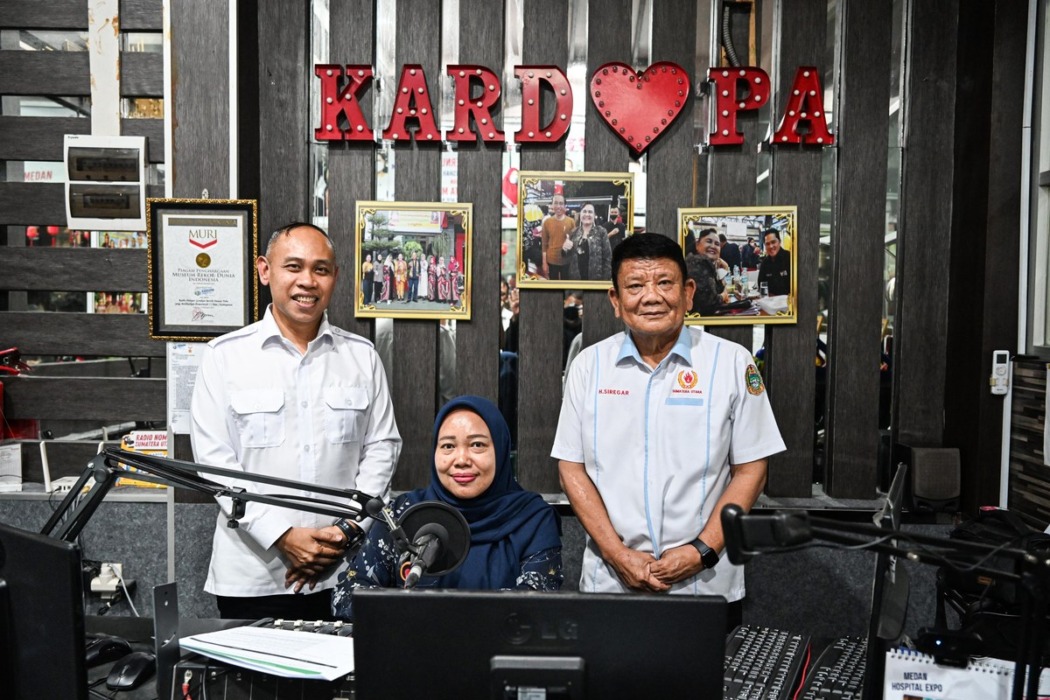 Kadispora Sumut M Mahfullah Pratama Daulay beserta Ketua Umum KONI Sumut, Kolonel (Purn) H Hatunggal Siregar saat di wawancara talkshow terkait persiapan pelaksanaan Pekan Olahraga Provinsi Sumatera Utara (PORPROV-SU) di Radio Kardopa Medan, Rabu (21/10/2026).(Dok : Diskominfo Sumut).